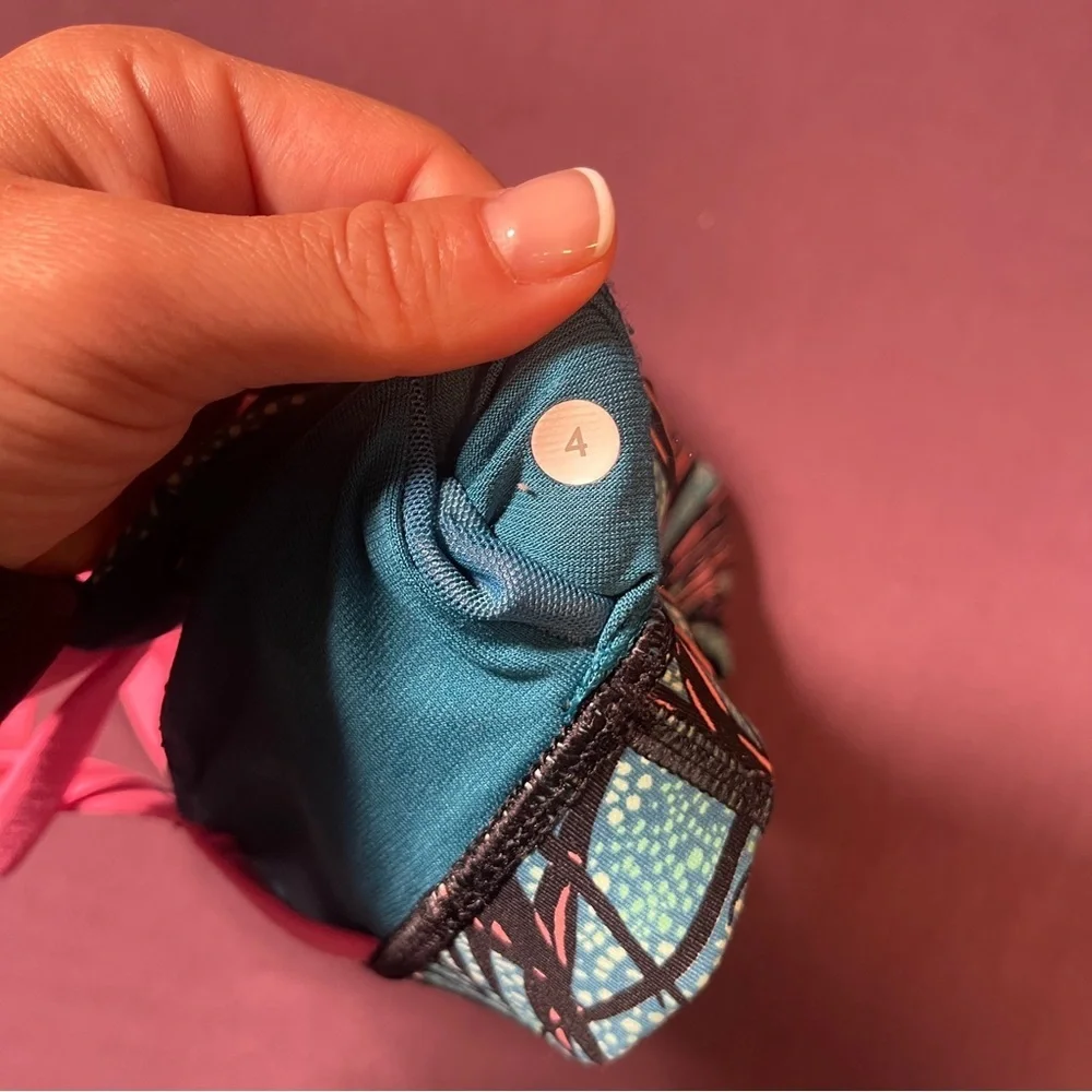 Lululemon Energy Bra Mini Palm Lace Tofino Teal Multi / Flash Light Size 4 *FLAW